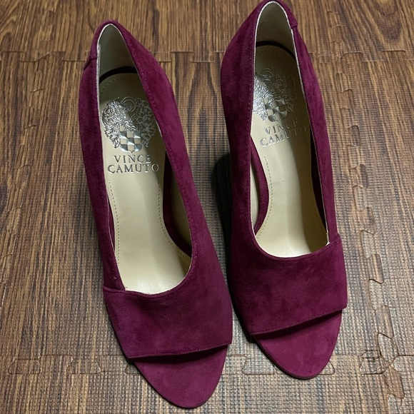 NWOB VINCE CAMUTO Rallien Peep-Toe Pumps - 7M - Picture 1 of 7